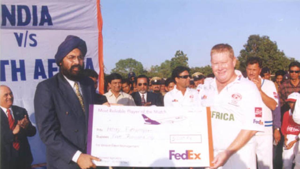FedEx Cup 1999, Second OD: Henry Fotheringham receiving "The most reliable player of the match" award from Birender Ahluwalia of FedEx