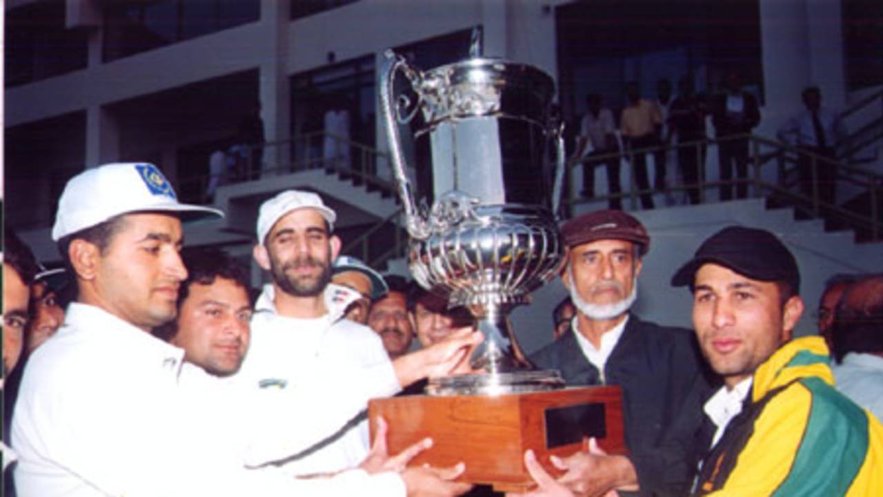 Players of the winning team with the trophy, Quaid-e-Azam Trophy Grade-I Final, Karachi Cricket Association v Lahore Cricket Association Blues at Karachi, 20-24 Jan 2001