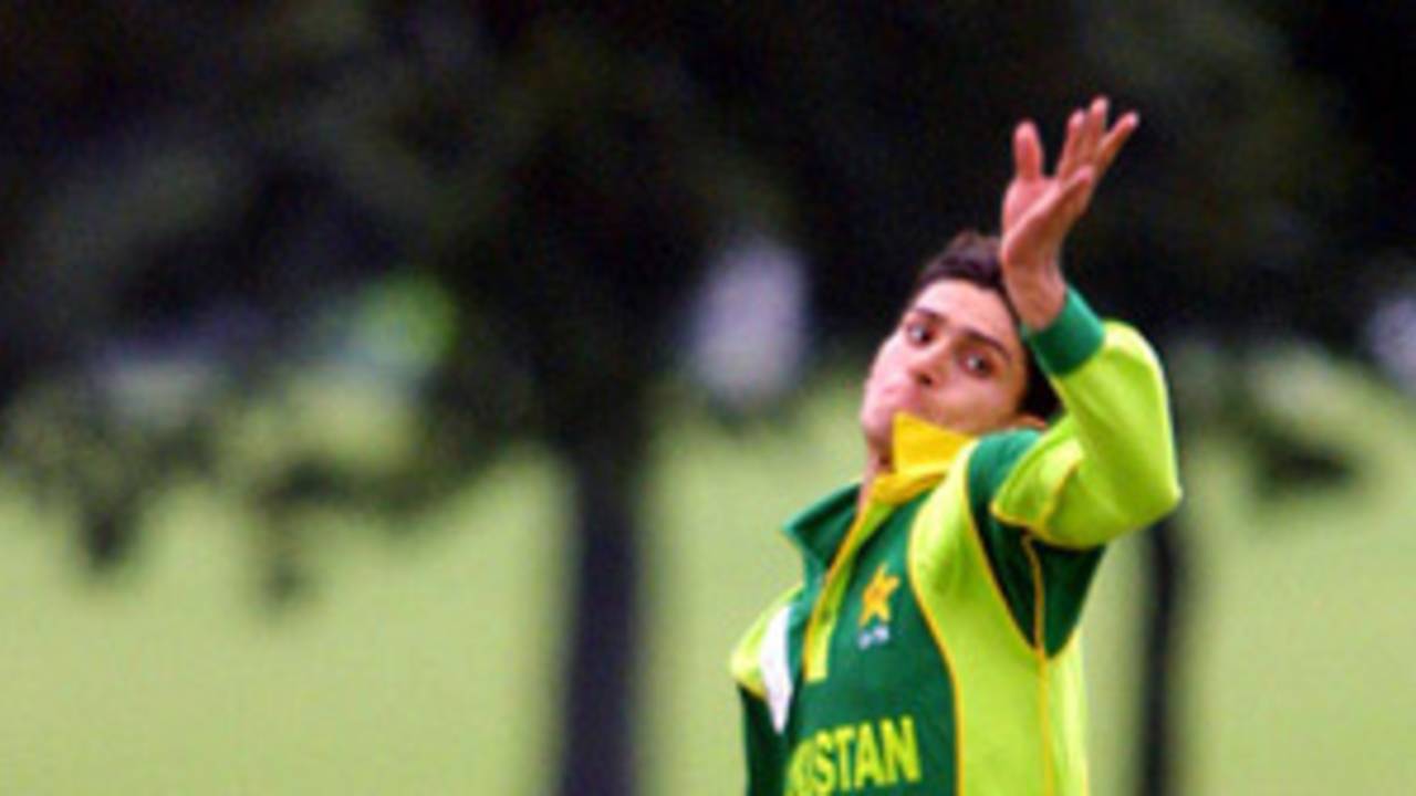 Arsalan delivers a ball. ICC Under-19 World Cup Warmup: Pakistan Under-19 v Zimbabwe Under-19 at Christchurch, 16 Jan 2002.