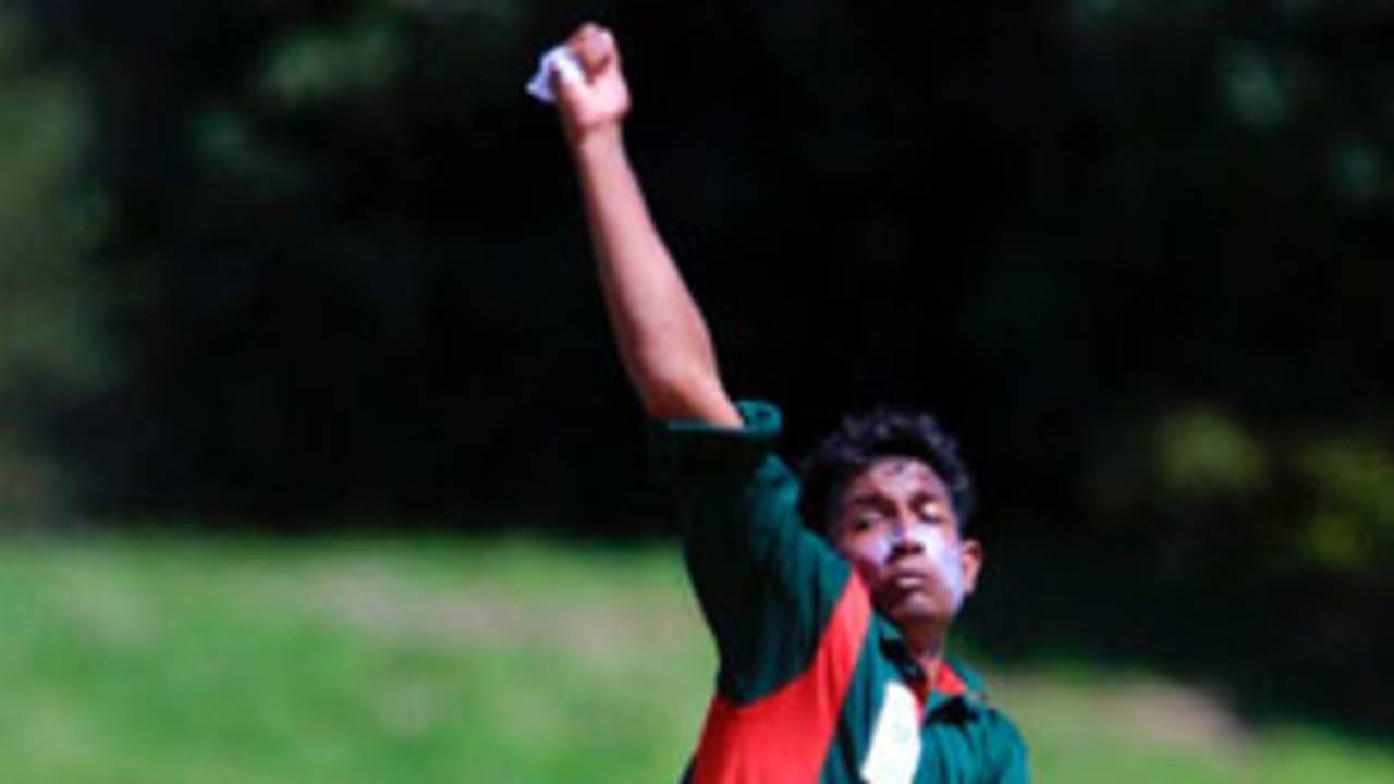 Shafaq delivers a ball. ICC Under-19 World Cup Group A: Bangladesh Under-19s v Canada Under-19s at Auckland, 22 Jan 2002