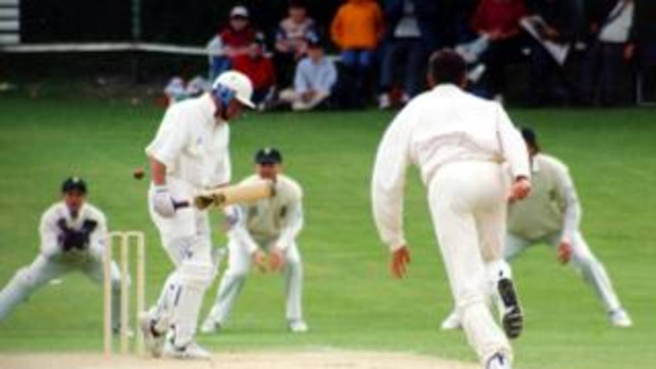 Ireland's Smyth plays and misses against Steve Elworthy (South Africa), Downpatrick 1998