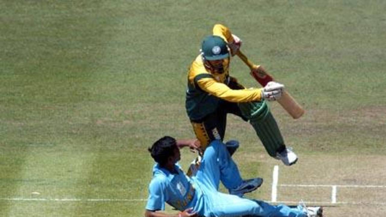 Amla collides with Mohanty as he attempts a run. 1st ICC Under-19 World Cup Super League Semi Final: India Under-19s v South Africa Under-19s at Lincoln, 3 Feb 2002