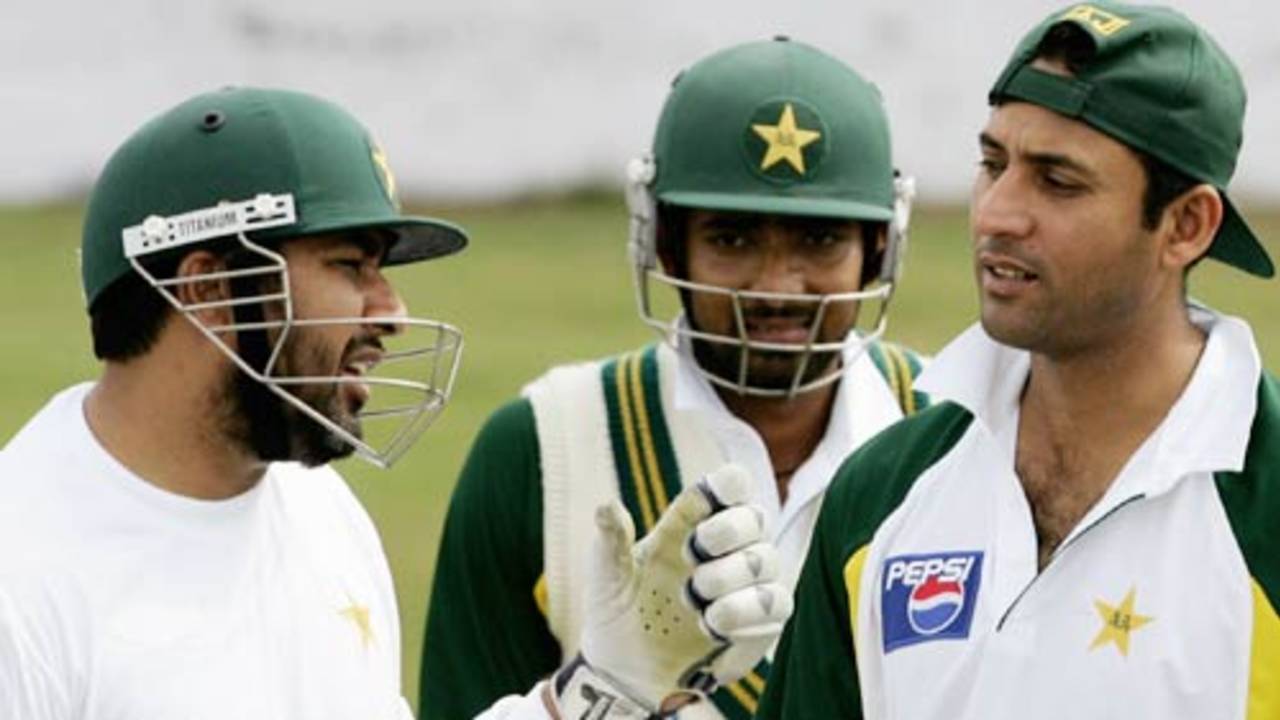 Inzamam-ul-Haq talks to cricketer Arshad Khan as Asim Kamal looks on