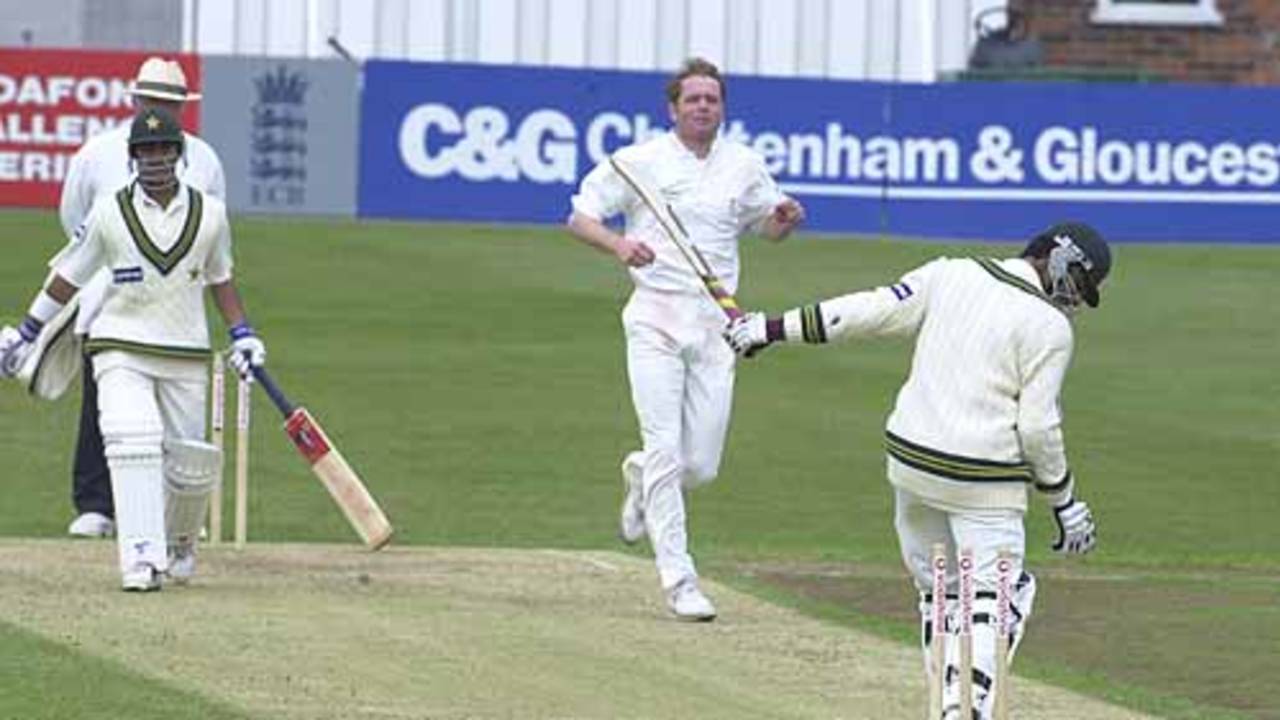 Derbyshire v The Pakistanis , Vodafone Challenge Match, Derby 8-10 May 2001