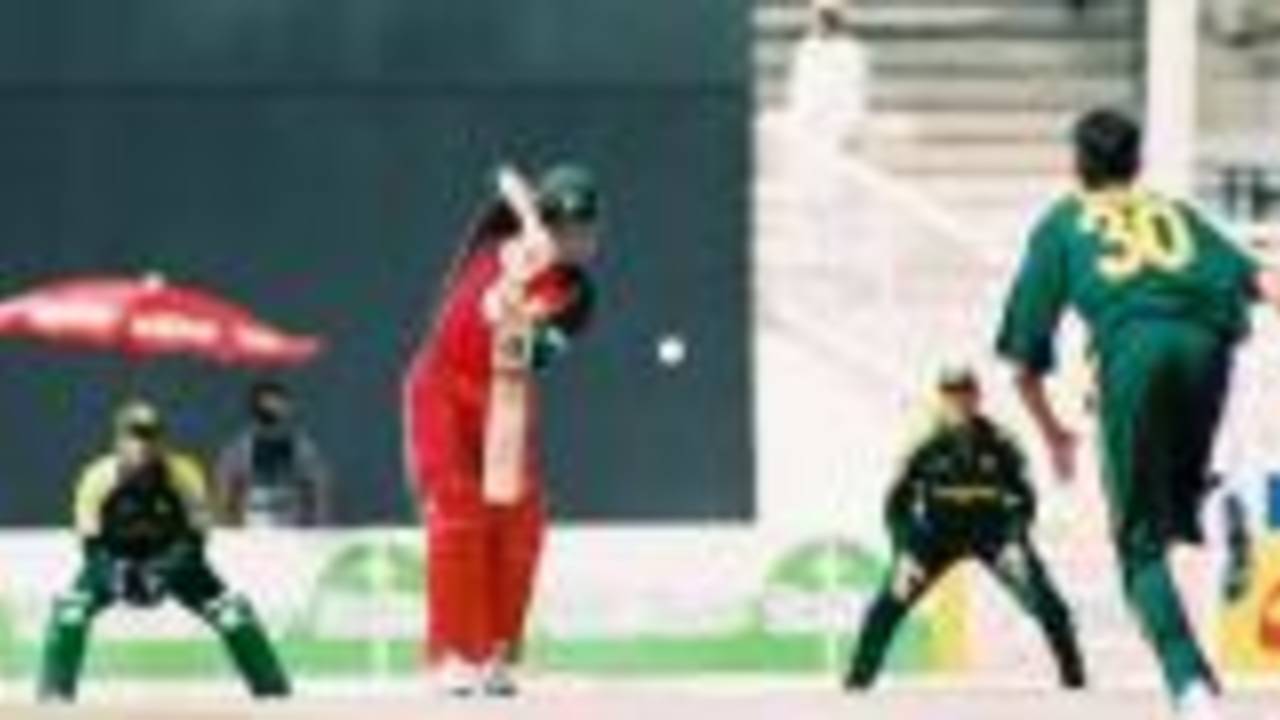 Umar Gul bowling to Gavin Rennie, Final: Pakistan v Zimbabwe, Cherry Blossom Sharjah Cup, 10 Apr 2003