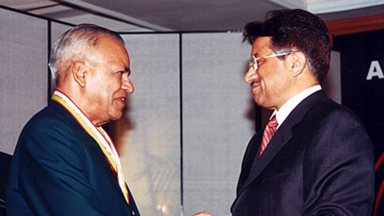 Imtiaz Ahmed receiving his medal from Pakistan president