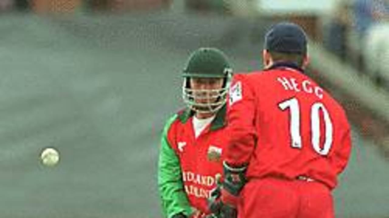 Dominic Williamson bowled out, Leicestershire v Lancashire, National League 1st Division, 29 August 1999