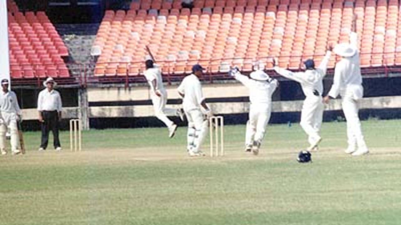 Oasis looks back as Vadiaraj appeals. Ranji Trophy South Zone League 2000/01, Kerala v Karnataka, Nehru Stadium, Kochi, 22-25 November 2000