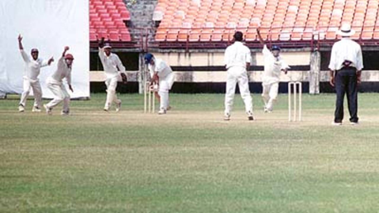 Suresh Kumar bowls to Ganesh. Ranji Trophy South Zone League 2000/01, Kerala v Karnataka, Nehru Stadium, Kochi, 22-25 November 2000