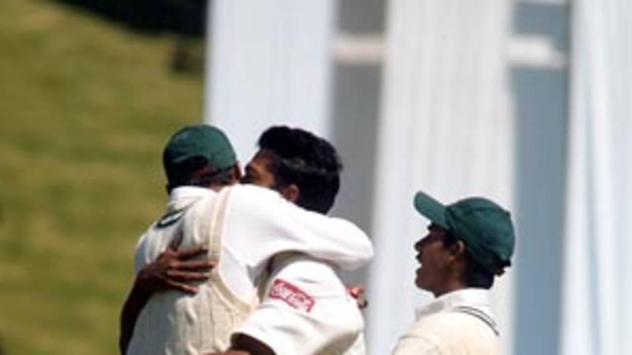 Hasibul hugs Mashrafe in celebration after dismissing Richardson. 2nd Test: New Zealand v Bangladesh at Wellington, 26-30 Dec 2001