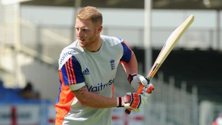 Stokes bats despite collarbone injury