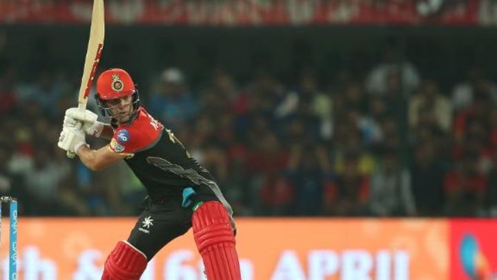 Hogg: De Villiers reads the bowler's mind well