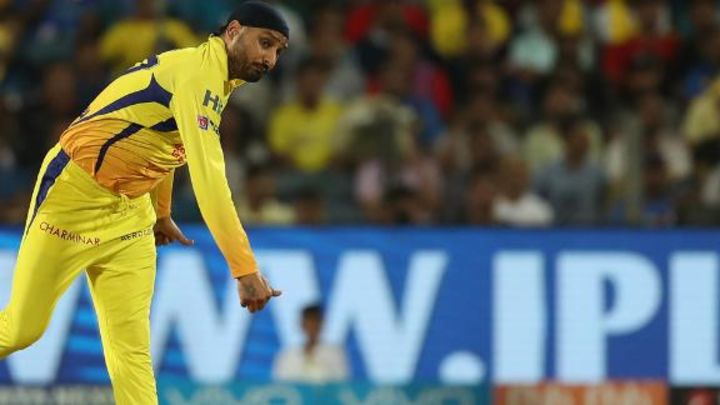Dhoni is the key on and off the field - Hussey