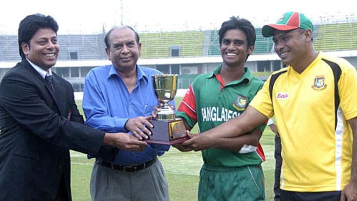 Mahmudul and Saikat help Bangladesh sign off on high