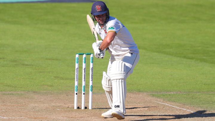 Ryan ten Doeschate denies Surrey historic win as Essex squeeze home by one wicket