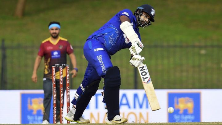 Thisara Perera becomes first Sri Lankan to smash six sixes in an over