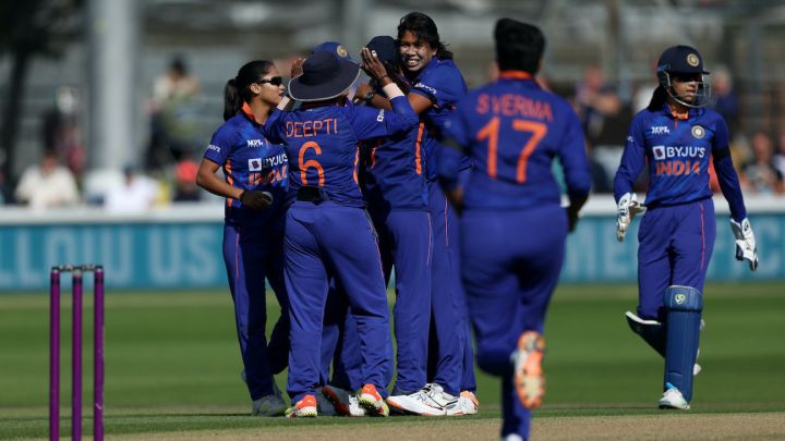 Live - Jhulan Goswami breaks through, India verging on win