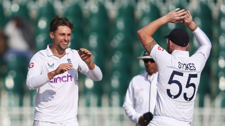 Late wickets give England a sniff after Pakistan's big show with the bat
