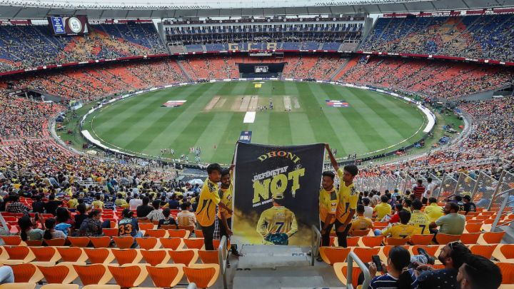 Live Report - IPL final, Day 2, with an eye on the sky