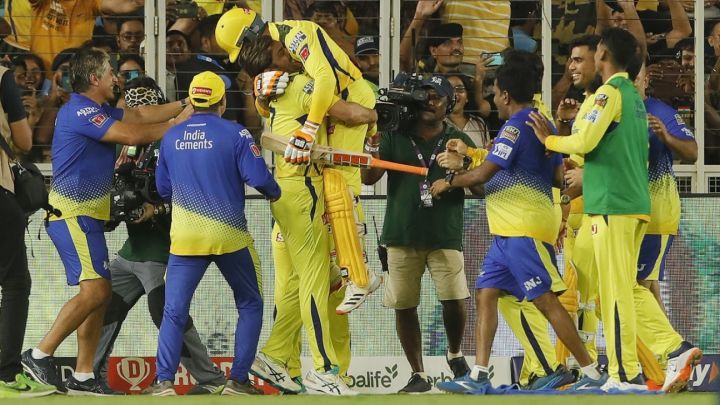 Dhoni-mania grips Ahmedabad on a night to be swept away