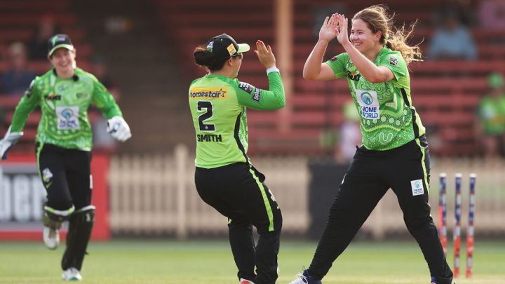 Hannah Darlington takes five as Sydney Thunder return to top of the table