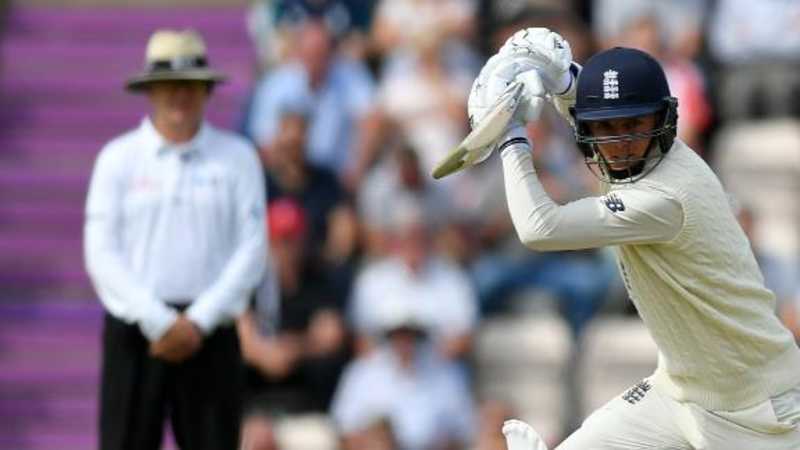 Yorkshire's wicket keeper Richard Blakey watches on as Lancashire's Peter  Martin hits away for four runs during the CricInfo Championship Division  One game at Headingley, Leeds Stock Photo - Alamy