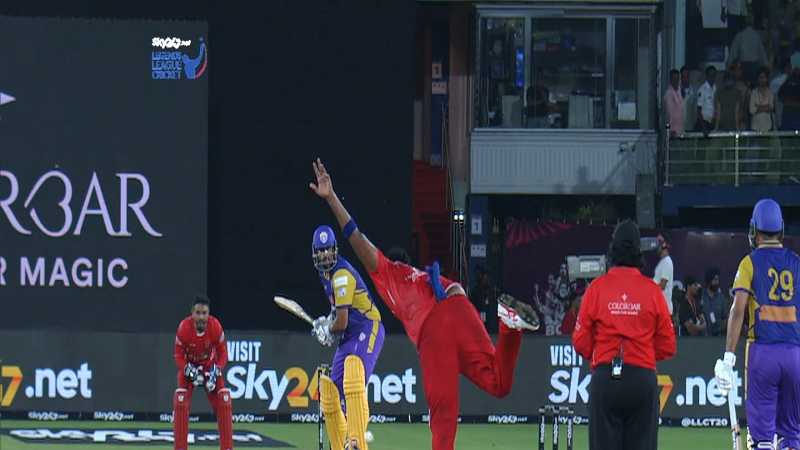 WATCH: Simmons smashes one right past the bowler for 4 | ESPNcricinfo.com