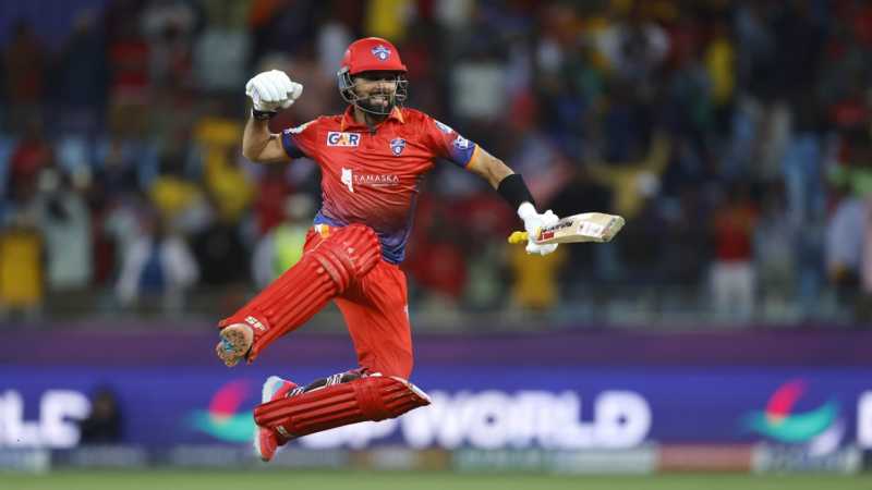 Sikandar Raza celebrates Dubai Capitals' title win, Dubai Capitals vs Desert Vipers, final, ILT20, Dubai, February 9, 2025