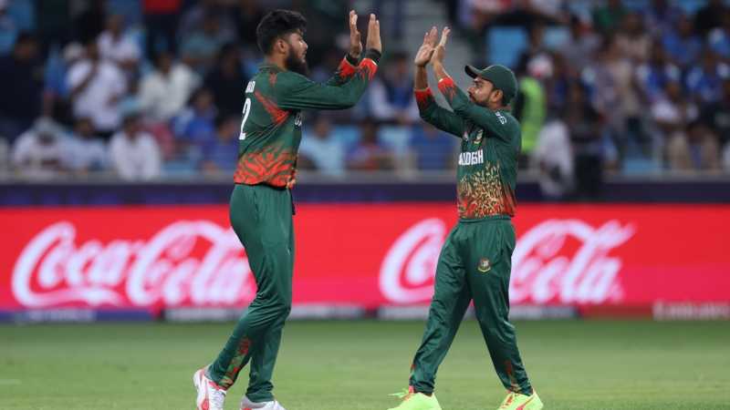 Rishad Hossain celebrates a wicket with Mehidy Hasan Miraz, Bangladesh vs India, Champions Trophy, Dubai, February 20, 2025