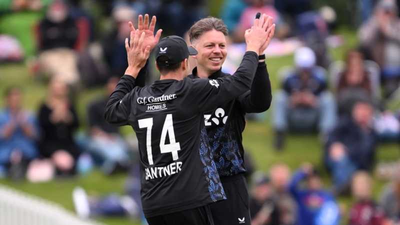 Michael Bracewell celebrates a wicket with Mitchell Santner, New Zealand vs West Indies, 5th T20I, Dunedin, November 13, 2025