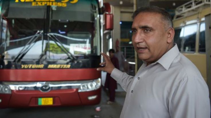 Sl Team Surrounded By Extraordinary Security Arrangements In Lahore تطبيق رائع يسهـل للطالب package name: would love to drive the sri lankan team bus again khalil