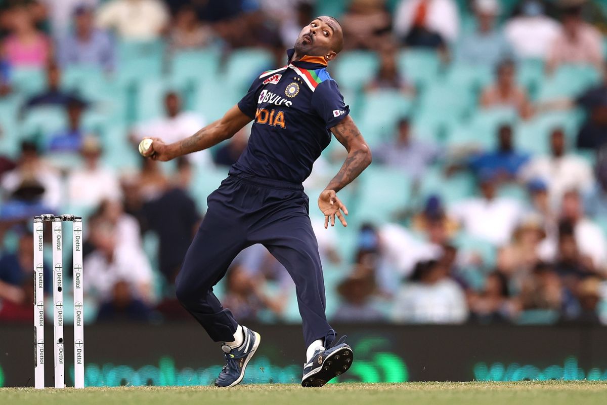 Not quite at full pace, but Hardik Pandya turned his arm over after a long gap in international cricket, Sydney, Australia vs India, 2nd ODI, November 29, 2020