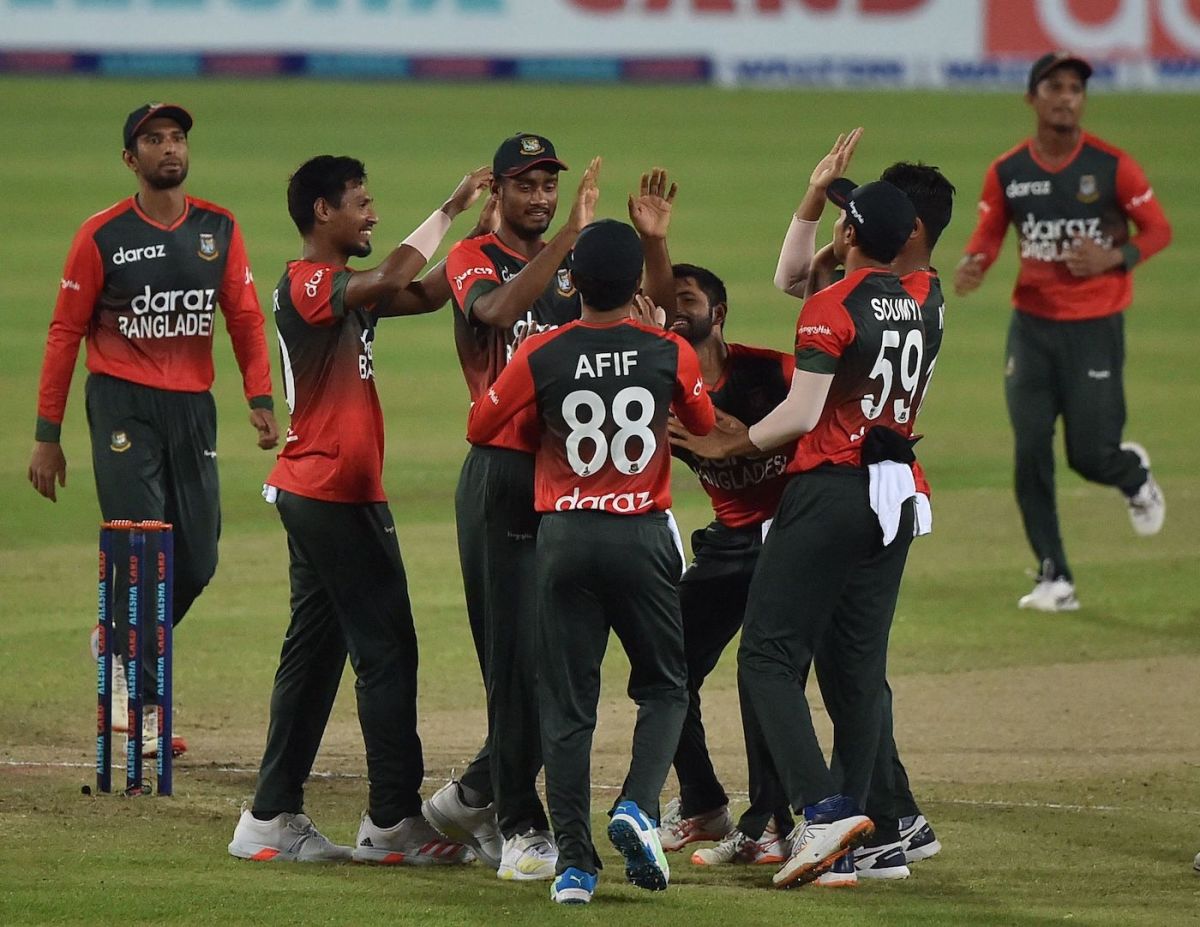 The Bangladesh players celebrate the early wicket of Matthew Wade, Bangladesh vs Australia, 3rd T20I, Dhaka, August 6, 2021
