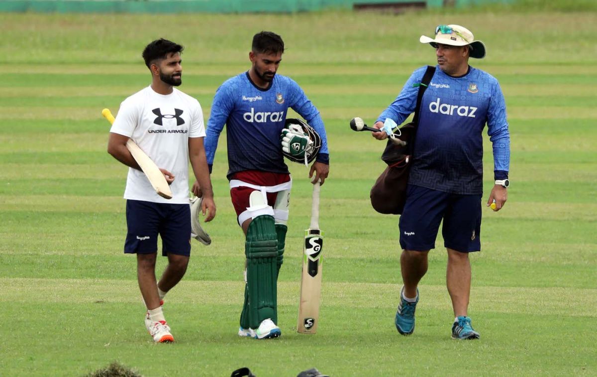 Shamim Hossain, Liton Das and Russell Domingo have a chat while training, Dhaka, August 19, 2021