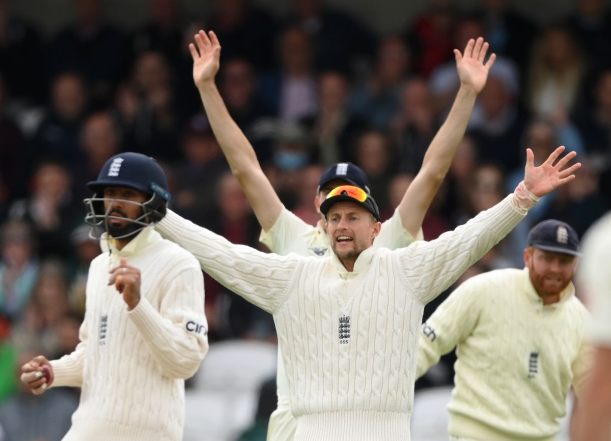 Joe Root leads the England players in an appeal, England vs India, 3rd Test, Leeds, 3rd day, August 27, 2021