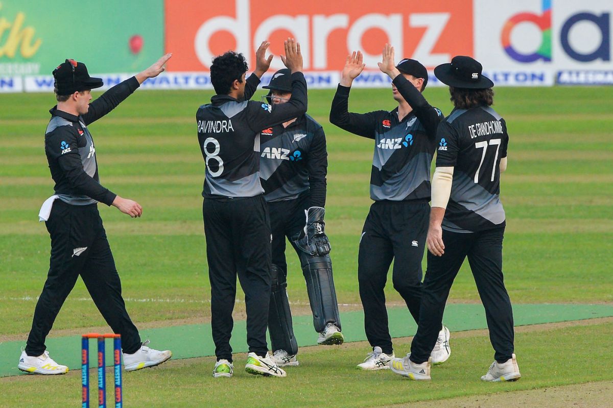 Rachin Ravindra celebrates a wicket with his team-mates, Bangladesh vs New Zealand, 2nd T20I, Dhaka, September 3, 2021