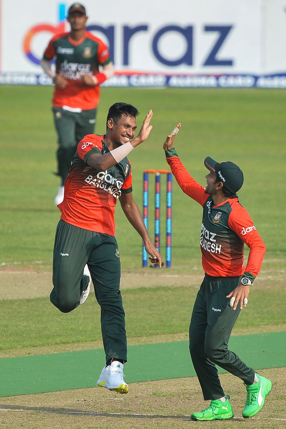 Mustafizur Rahman celebrates with Mushfiqur Rahim, Bangladesh vs New Zealand, 1st T20I, Dhaka, September 5, 2021