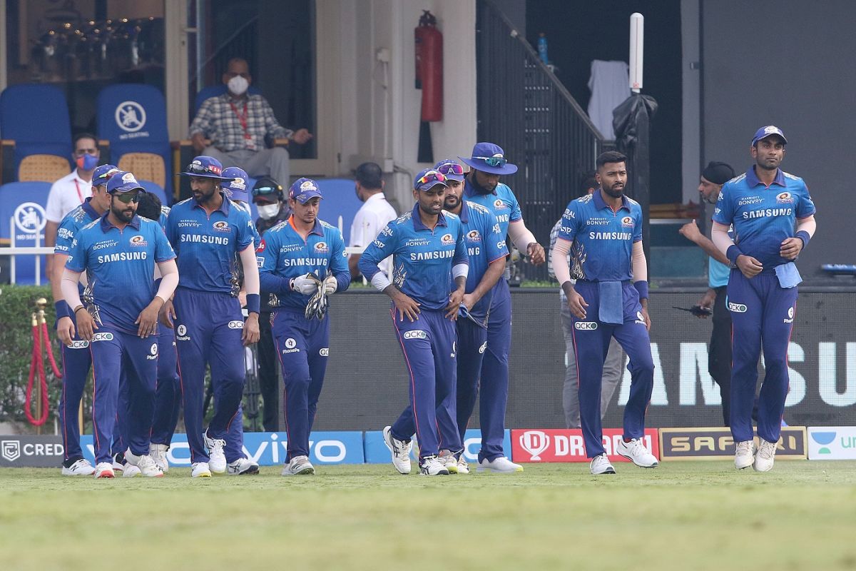 Mumbai Indians players walk into the field, Mumbai Indians vs Delhi Capitals, IPL 2021, Sharjah, October 2, 2021