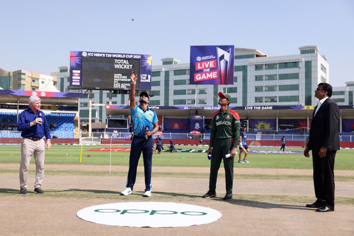 Dasun Shanaka flips the coin at the toss, Bangladesh vs Sri Lanka, T20 World Cup, Group 1, Sharjah, October 24, 2021