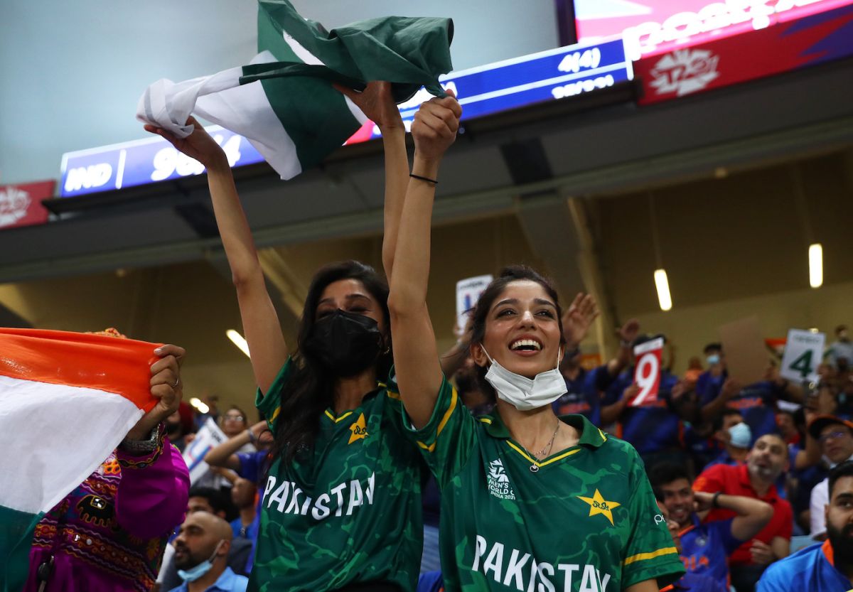 Pakistan fans celebrate as Babar Azam and Mohammad Rizwan cruise, India vs Pakistan, T20 World Cup, Group 2, Dubai, October 24, 2021