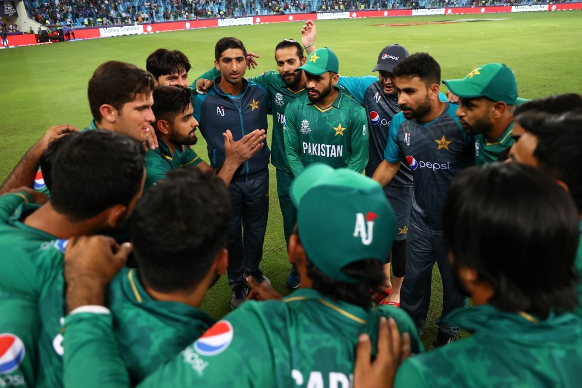 Pakistan get into a huddle after registering their first win in a World Cup over India, India vs Pakistan, Men's T20 World Cup 2021, Super 12s, Dubai, October 24, 2021