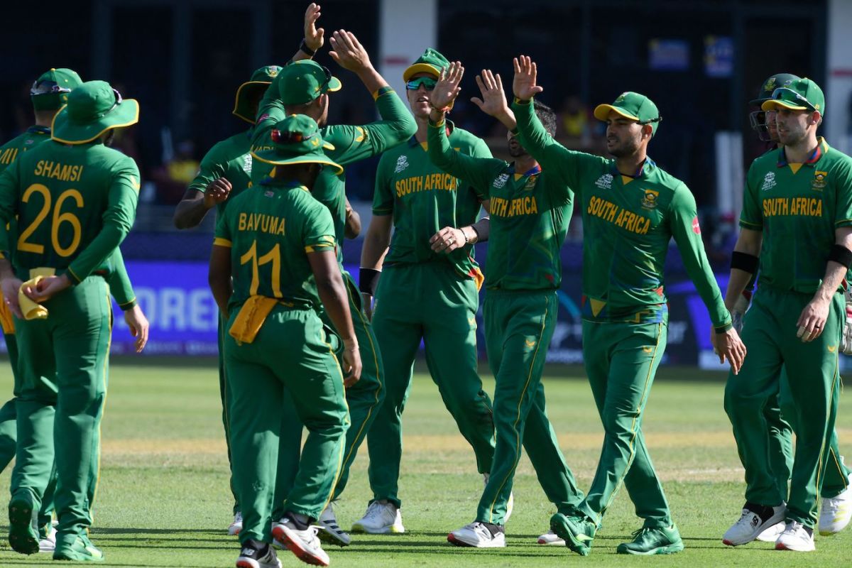 The South African players get together at the fall of a West Indian wicket, South Africa vs West Indies, T20 World Cup, Group 1, Dubai, October 26, 2021