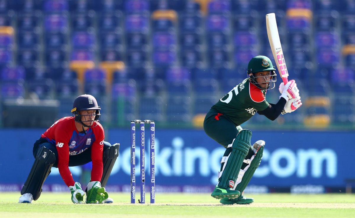 Mushfiqur Rahim looks to reverse with Jos Buttler behind the stumps, Bangladesh vs England, T20 World Cup, Group 1, Abu Dhabi, October 27, 2021