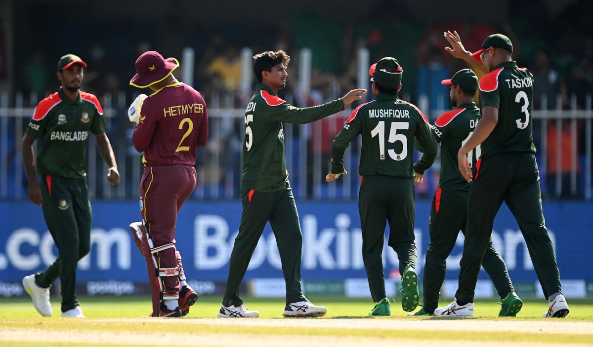 Mahedi Hasan celebrates with team-mates after dismissing Shimron Hetmyer, Bangladesh vs West Indies, T20 World Cup, Group 1, Sharjah, October 29, 2021