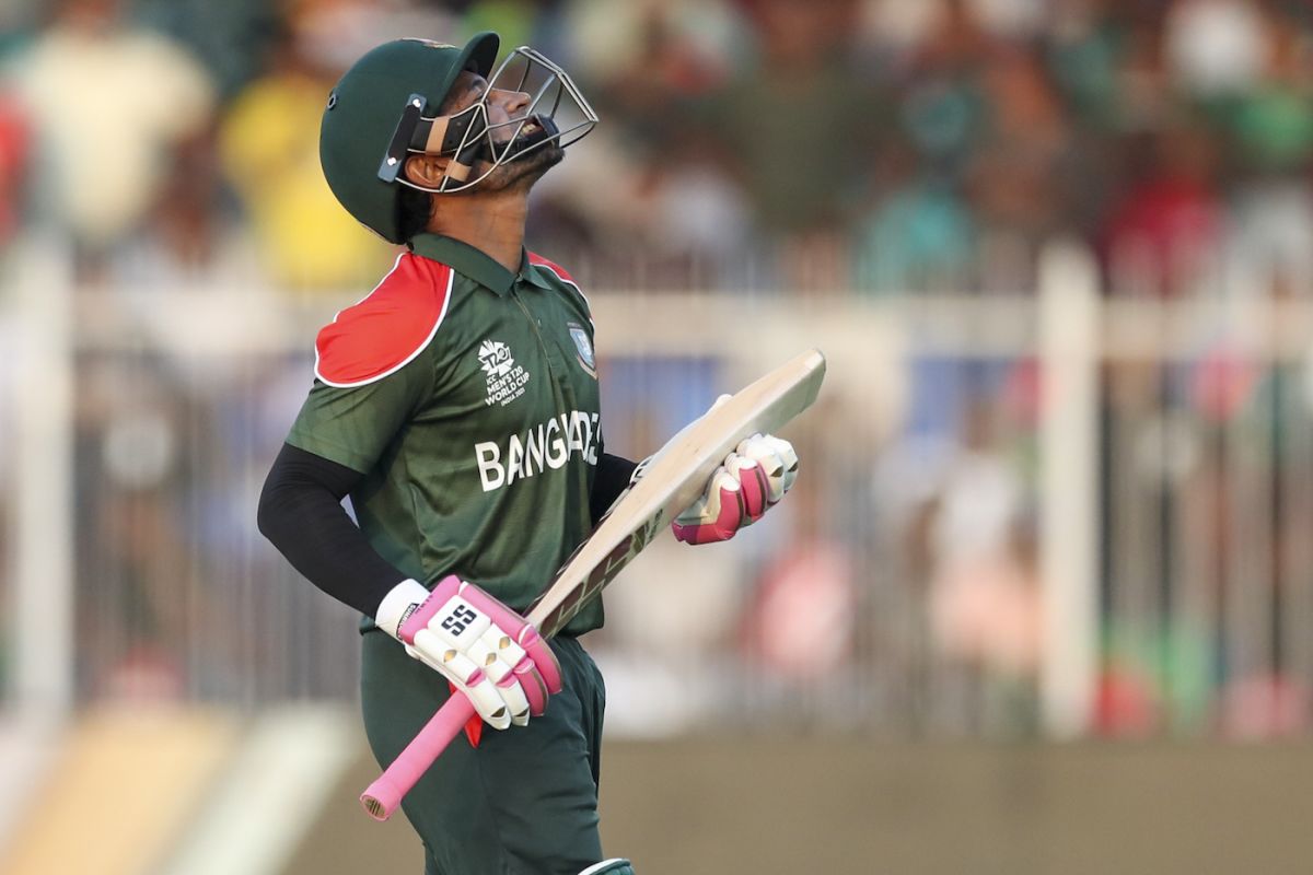 A disappointed Mushfiqur Rahim walks back, Bangladesh vs West Indies, T20 World Cup, Group 1, Sharjah, October 29, 2021