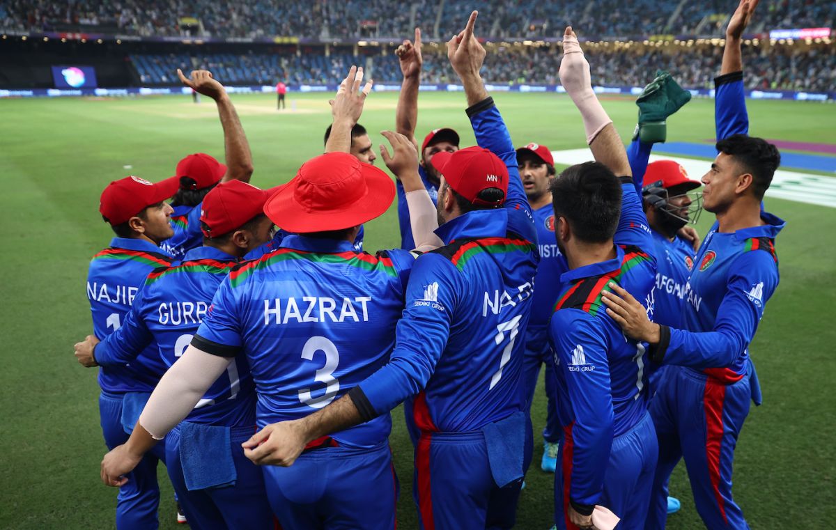 The Afghanistan players get into a huddle, Afghanistan vs Pakistan, T20 World Cup, Group 2, Dubai, October 29, 2021