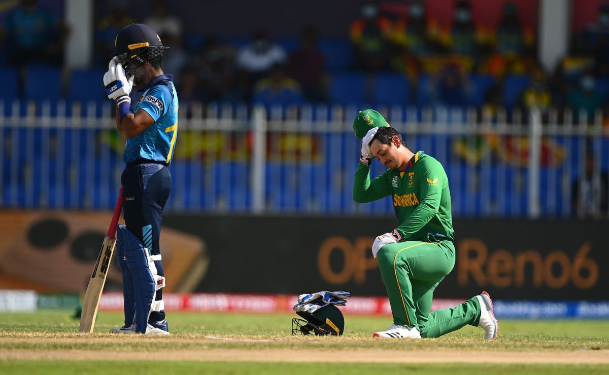 Quinton de Kock takes a knee before the start of the game, South Africa vs Sri Lanka, T20 World Cup, Group 1, Sharjah, October 30, 2021
