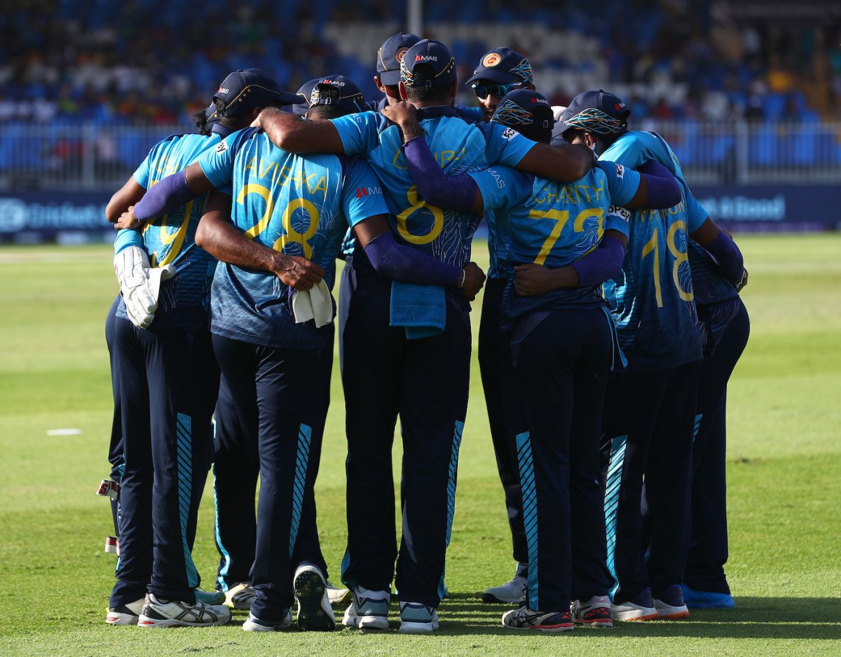 The Sri Lankans get into a huddle, South Africa vs Sri Lanka, T20 World Cup, Group 1, Sharjah, October 30, 2021