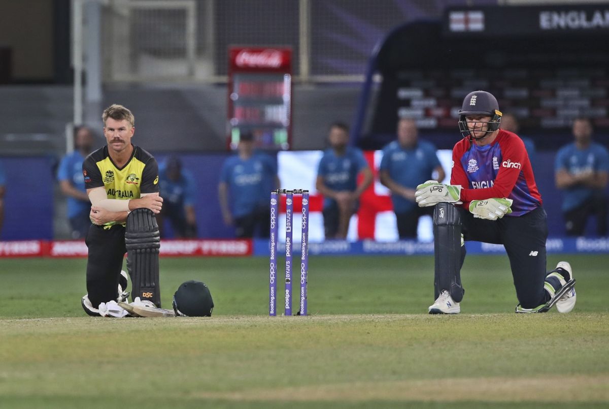 David Warner and Jos Buttler take a knee before the start of the match, Australia vs England, T20 World Cup, Group 1, Dubai, October 30, 2021