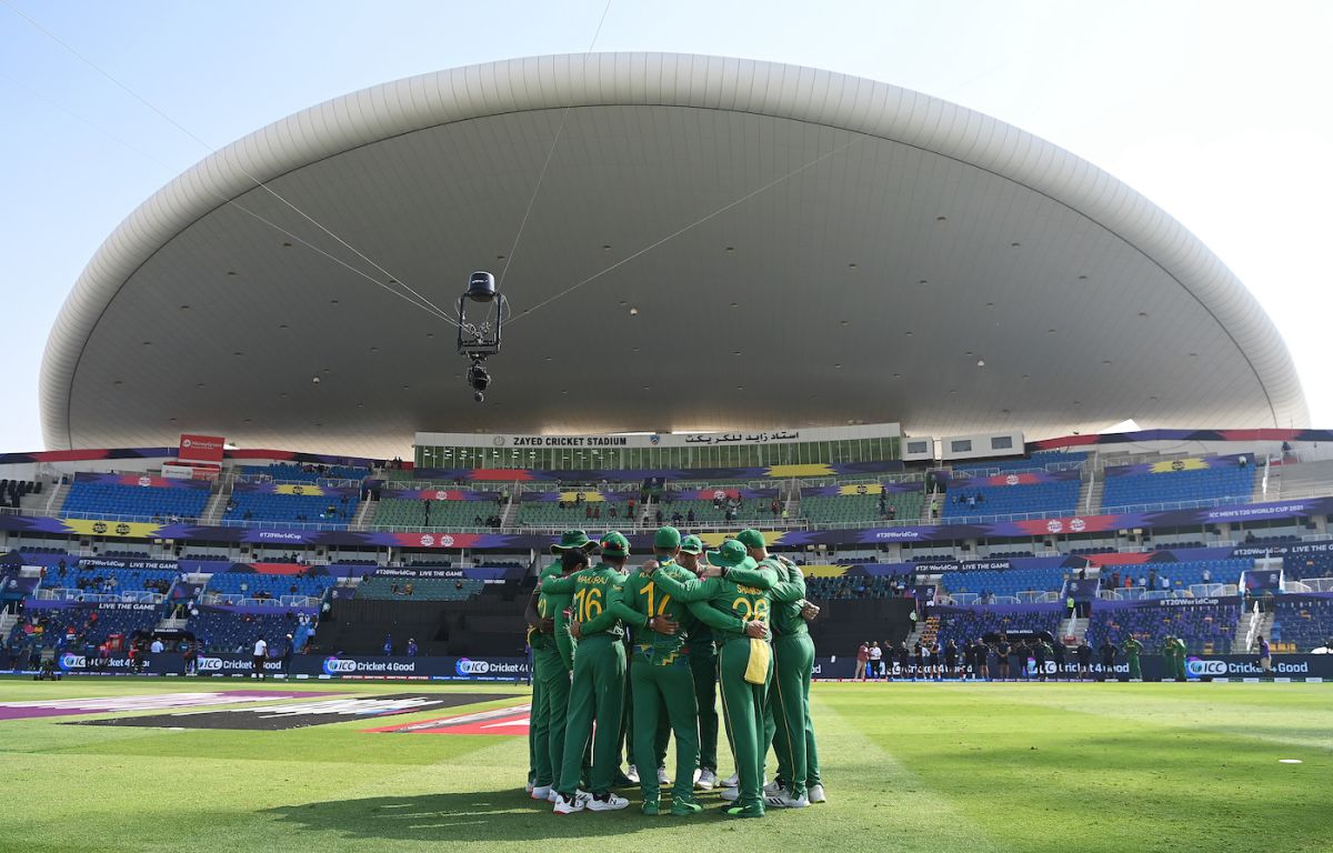 The South African team gets into a huddle before the game, Bangladesh vs South Africa, T20 World Cup 2021, Group 1, Abu Dhabi, November 2, 2021
